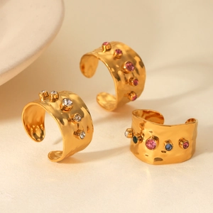 Set di anelli in acciaio inossidabile placcato oro 18K con texture martellata e zirconi