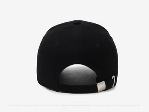 Detailansicht der schwarzen Baseballkappe mit verstellbarer silberner Metallschnalle