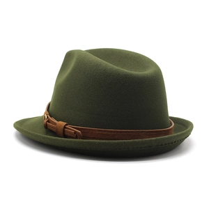 Detalle de sombrero de lana verde oscuro con cinturón de cuero marrón y hebilla dorada
