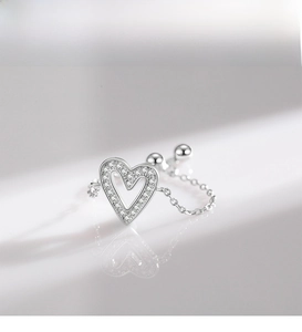 Dettaglio macro dell'anello a cuore in argento S925 con zirconi e catena regolabile