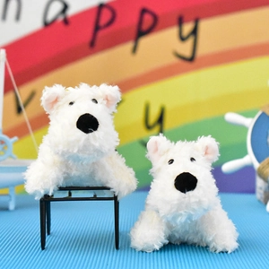 Κοντινή όψη δύο λευκών λούτρινων σκύλων West Highland Terrier σε μπλε ριγέ επιφάνεια