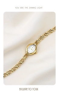 Détail de la montre chaîne dorée GEDI avec cadran ovale et maillons de bracelet en forme de X