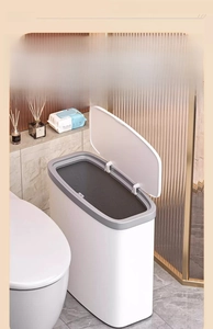 Poubelle blanche étroite avec couvercle gris pour espaces restreints de salle de bain