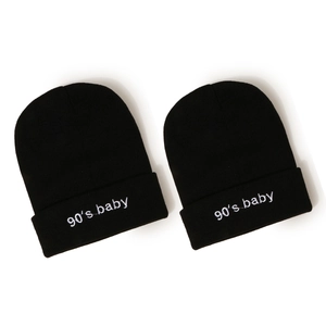 Paire de bonnets en maille noire avec broderie 90's baby pour hommes et femmes en hiver