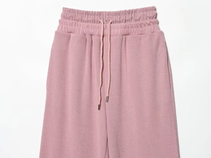 Détail du pantalon de jogging rose côtelé avec taille élastique et cordons à embout métallique