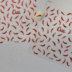 Makroansicht der 5D roten Chili Nagelaufkleber mit geprägter Co-439 Metallstruktur