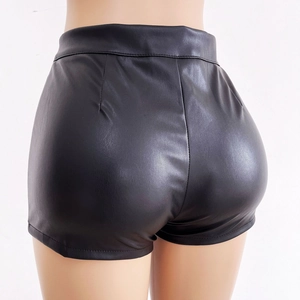 Rückansicht der schwarzen matten PU-Leder-Shorts mit elastischer Passform auf einer Puppe