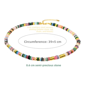 Détail du collier en pierres semi-précieuses colorées avec chaîne réglable de 39+5 cm