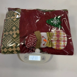 Lot de 5 sacs cadeaux de Noël en toile pesant 238,1g sur une balance électronique précise