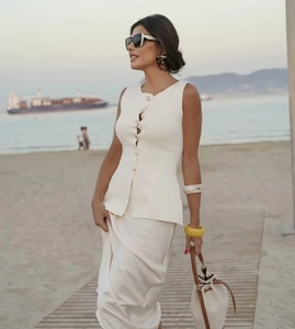 Ensemble haut sans manches en tricot et jupe longue blanche avec boutons marbrés