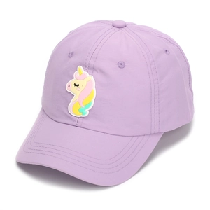 Detail der lila Kinder-Baseballkappe mit buntem Einhorn-Aufnäher auf der Vorderseite