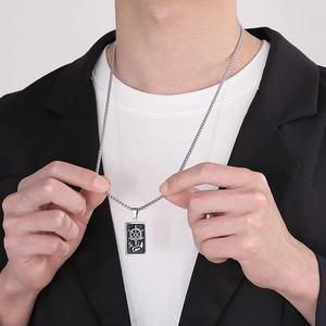 Détail du collier hip-hop avec pendentif plaque militaire ancre et gouvernail noir