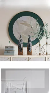 Détail de statues africaines nordiques avec socles en bois et décor tissé vert en fond