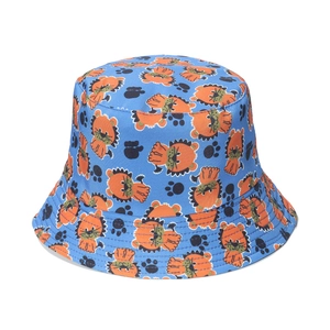 Dettaglio cappello alla pescatora blu per bambini con leoni arancioni e tesa larga