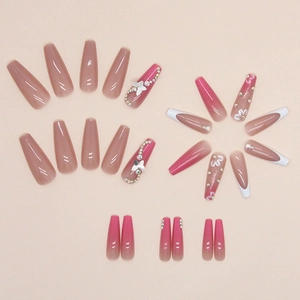 Faux ongles ballerine avec dégradé rose, papillons argentés en 3D et détails en strass