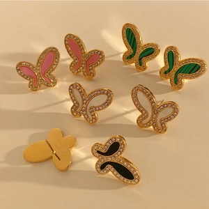 Boucles d'oreilles papillon dorées élégantes avec incrustations colorées et strass