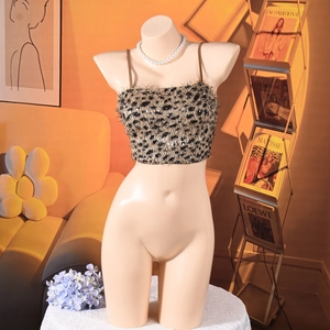 Gros plan d'un crop top léopard avec texture en peluche douce et paillettes discrètes