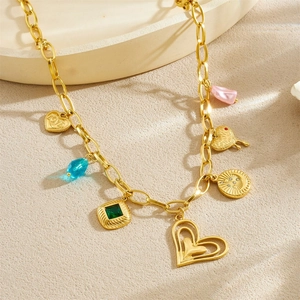 Collier doré multicouche avec pendentifs cœur, pierres colorées et gravure LOVE
