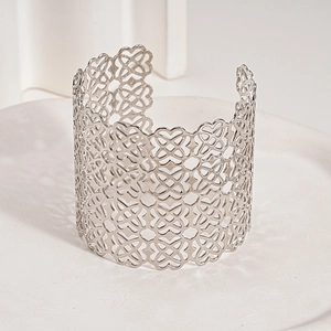 Dettaglio del bracciale rigido argento con trama a cuori traforati e finitura lucida