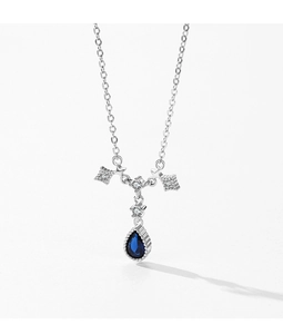 Détail du collier en argent S925 avec gemme goutte d'eau bleu foncé et motif étoile