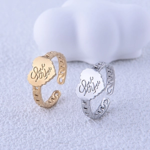 Bagues chaîne en or et argent avec gravure Love you en forme de cœur sur fond blanc