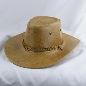 Détail d'un chapeau de cowboy vintage en similicuir avec ruban tressé décoratif