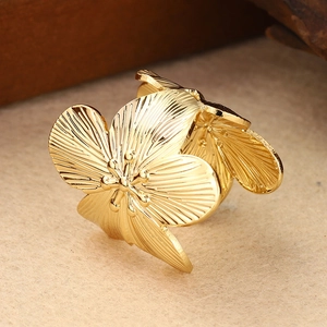 Makro-Detail des goldenen Blumenrings mit feinen Metallstrukturen und Blütendesign