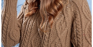 Détail d'un bonnet en tricot torsadé marron avec mouchetures blanches et doublure peluche