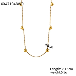 Détail du collier coeur doré montrant les pendentifs de 0,6 cm et la chaîne de 35+5 cm
