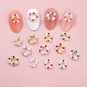 Charm's pour ongles couronne de Noël avec strass colorés et perles sur base métallique
