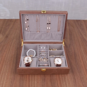 Détail de la boîte à montres en bois avec doublure en velours gris et rangements