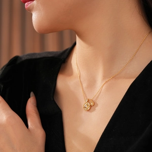 Détail macro du collier pendentif étoile dorée avec zircon sur le modèle