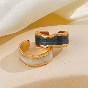 Modern gold-plated irregular wavy rings with black and white marble enamel finish