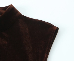 Gros plan détaillé sur la texture du velours marron et les coutures de l'épaule