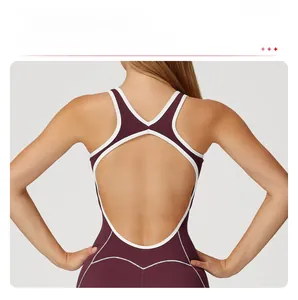 Details des pflaumenroten Yoga-Bodysuits mit offenem Rücken und weißer Paspelung