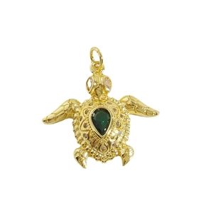 Pendentif tortue de mer doré exquis avec pierre goutte verte et accents de zircon