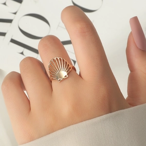 Elegant gold scallop shell open ring with minimalist hollowed line design on model hand