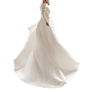 Elegante abito da sera in raso bianco a maniche lunghe con un maestoso strascico lungo