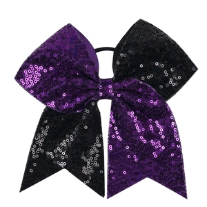 Détail d'un grand chouchou à paillettes avec des sequins métalliques violets et noirs