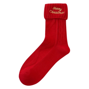 Chaussettes de Noël rouges en tricot avec broderie Merry Christmas dorée sur fond blanc