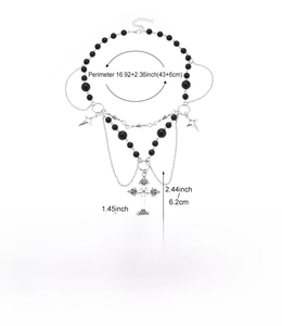 Gedetailleerde afmetingen voor een gotische kruis ketting met zwarte kralen