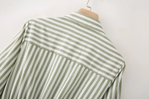 Dettaglio del colletto e dello sprone posteriore della camicia a righe bianche e verdi