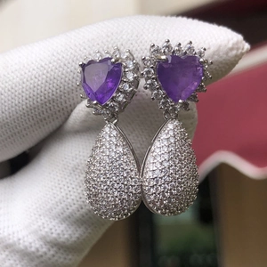 Romantische herzförmige violette Kristall-Ohrhänger mit funkelnden Zirkonia-Steinen