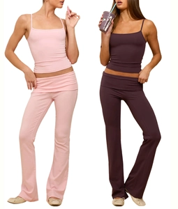 Dettaglio del set con pantaloni svasati a vita alta e canotta in rosa e marrone scuro