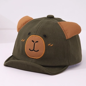 Détail d'une casquette bébé avec oreilles 3D et visage d'ours brodé vert olive