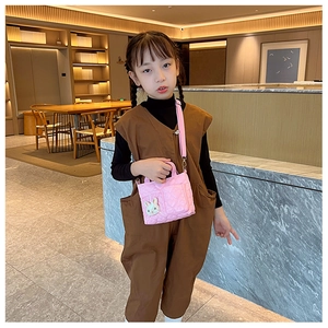 Dettaglio della borsa rosa trapuntata con grazioso coniglietto 3D per bambine