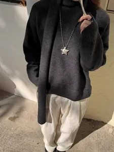 Gros plan d'un collier pendentif étoile en argent serti de zircons colorés sur un modèle
