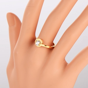 Dettaglio dell'incisione 'BELOVED' e dello zircone bianco su un anello dorato