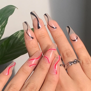 Faux Ongles à Coller Long Cercueil Imprimé de Vagues Roses et Noires Base Transparente Brillante Couverture Complète pour Femme
