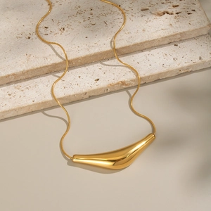 Collier avec pendentif barque en acier inoxydable plaqué or 18K sur pierre
